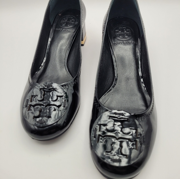 Tory Burch Black Flats with Embossed Logo and Elastic Fit - Picture 3 of 8
